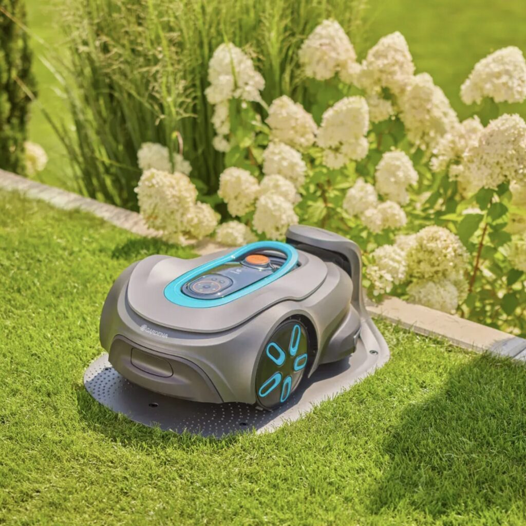 Nechce sa vám kosiť? Robotická kosačka GARDENA SILENO minimo je teraz výrazne lacnejšia